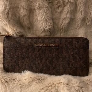 Michael Kors MK prInt Wallet!!😊